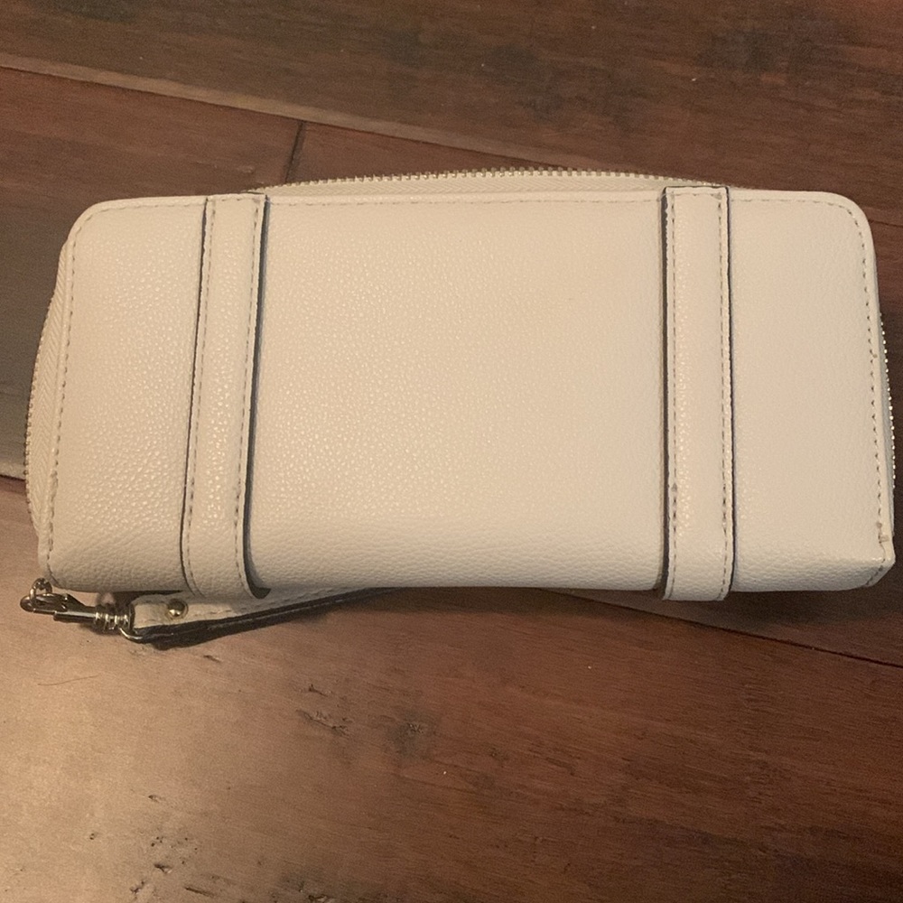 Guess Cream Wallet Barely Used - image 7